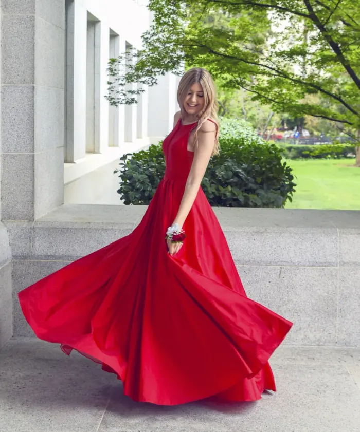 Vestido de tarde ajustado en el taller